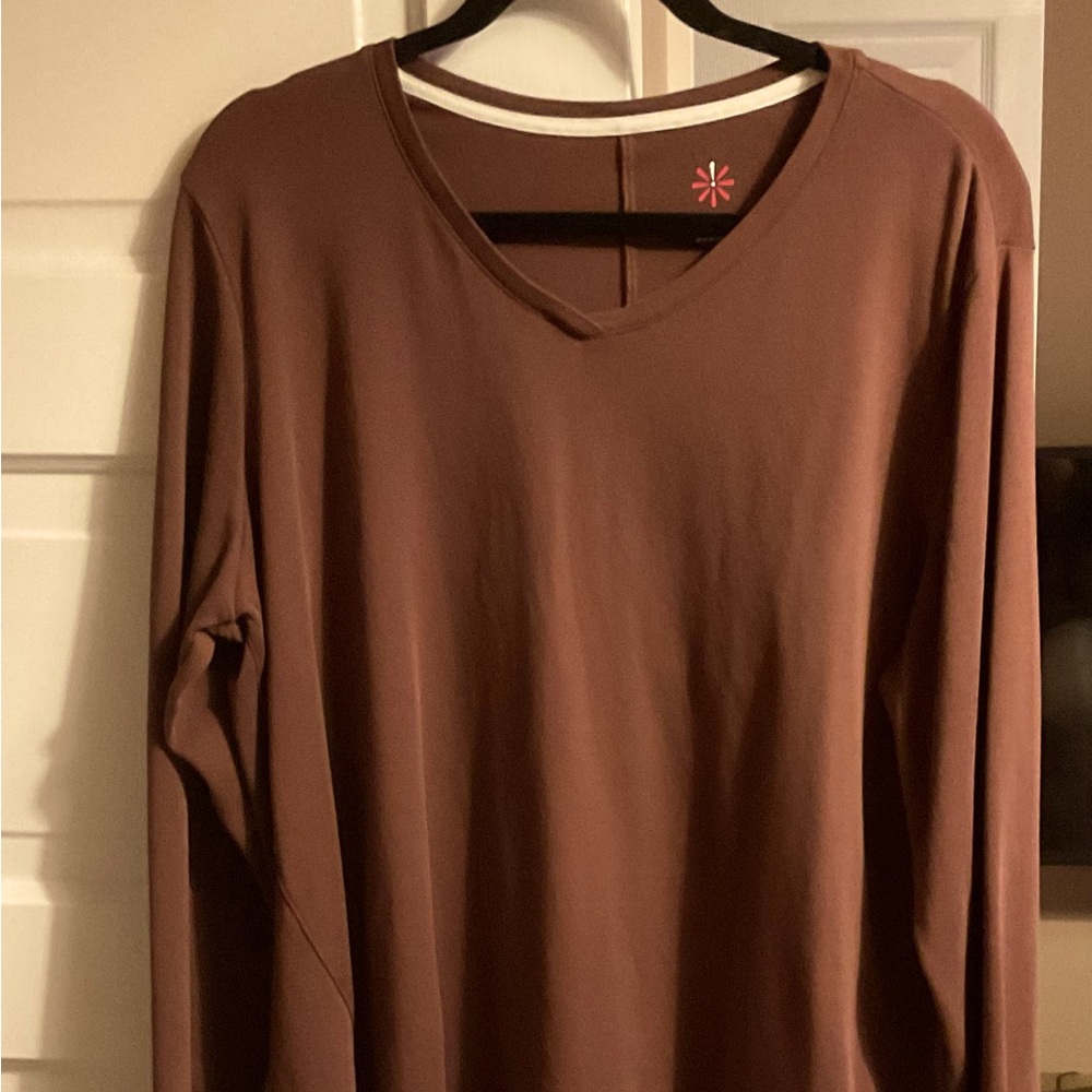 V-neck long sleeve T-shirt